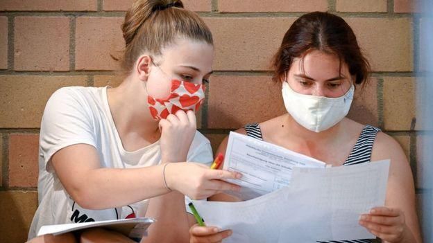 EPA Image caption Старшеклассникам и старшеклассницам во многих странах Европы теперь придется прятать красоту и молодость под масками