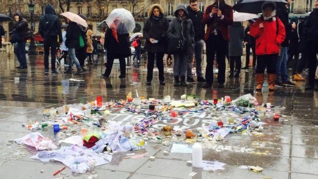 Мемориал из ручек и кисточек на Площади Республики в Париже в январе 2015 года