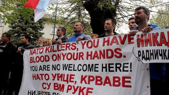 ANADOLU AGENCY Image caption "НАТО - убйицы! Вам здесь не рады!" Демонстрация в Подгорице в день голосования о вступлении в НАТО. В Черногории много противников сотрудничества с НАТО и Западом