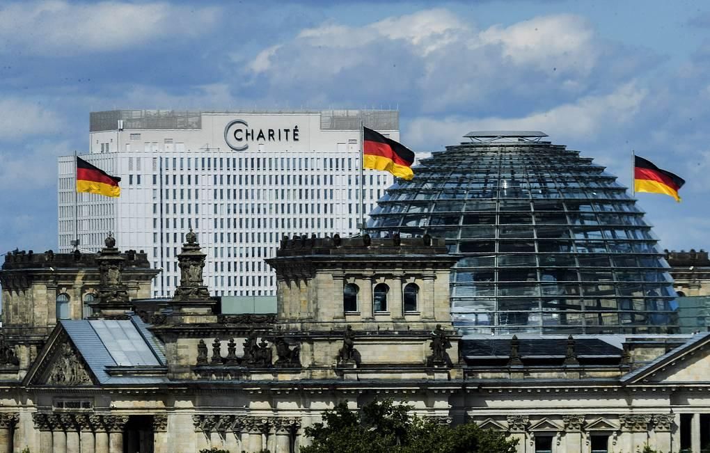 Здание Бундестага и клиники Charite © Christoph Soeder/dpa via AP