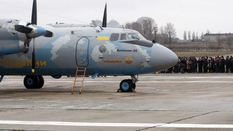TASS Подпись к фото, 17 марта 2016 года. Модернизированный Ан-26 во время испытательных полетов на аэродроме в Киеве. Архивное фото