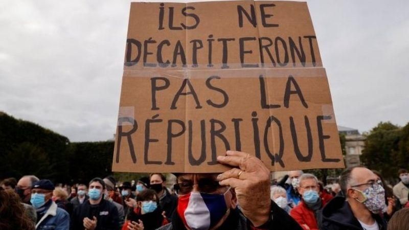 REUTERS Подпись к фото, Плакат в руках парижского протестующего: "Им не обезглавить республику"
