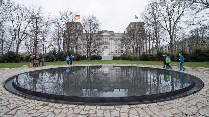 Мемориал жертвам национал-социализма народов синти и рома в центре Берлина