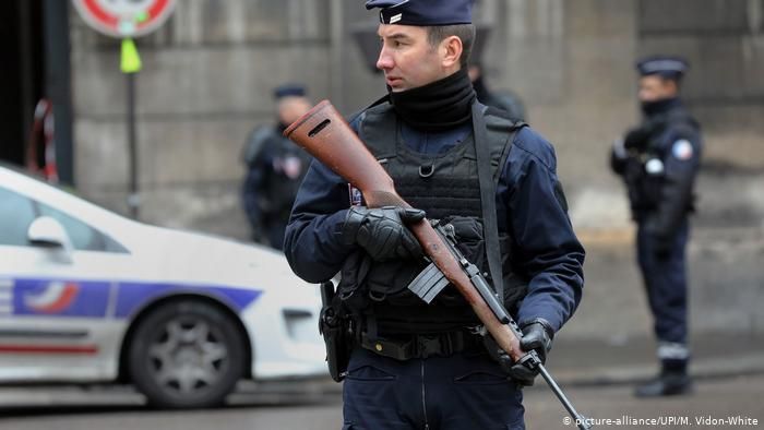 Вооруженные полицейские в Париже (фото из архива)