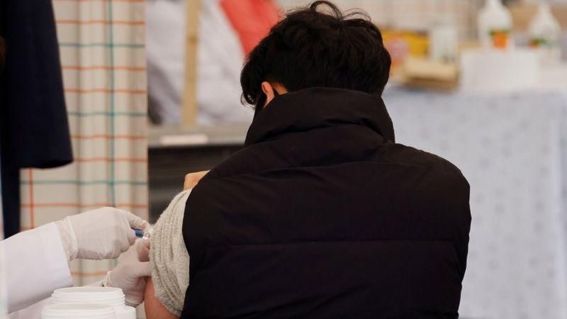 REUTERS Подпись к фото, Прививку от сезонного гриппа в Южной Корее этой осенью уже получили 13 миллионов человек