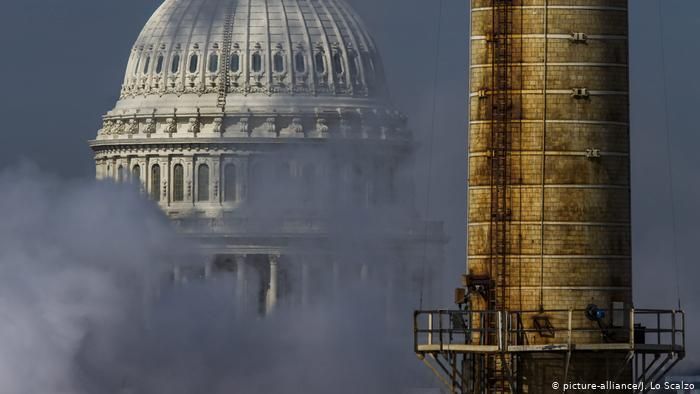 Купол Капитолия в Вашингтоне в дыму от угольной теплостанции