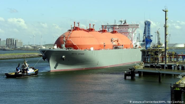СПГ-терминал в нидерландском порту Роттердам принимает очередной танкер с сжиженным газом