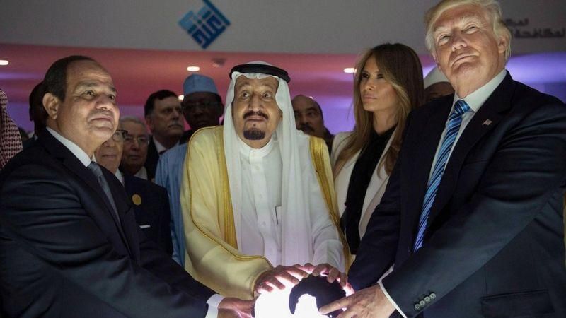 EPA Подпись к фото, Первую зарубежную поездку в качестве президента Трамп совершил в Эр-Рияд