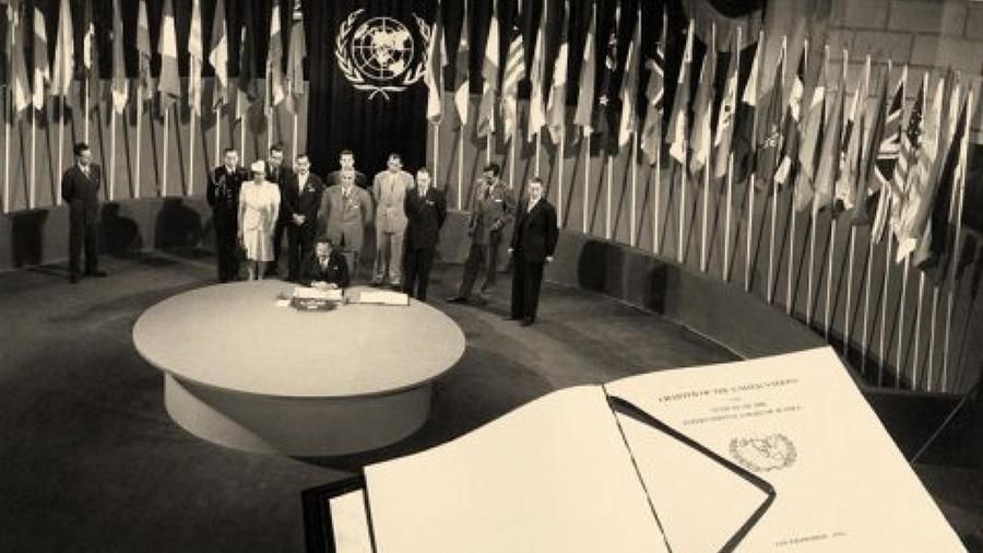 Конференция в Сан-Франциско: представитель Египта подписывает Устав ООН © ООН/Архив
