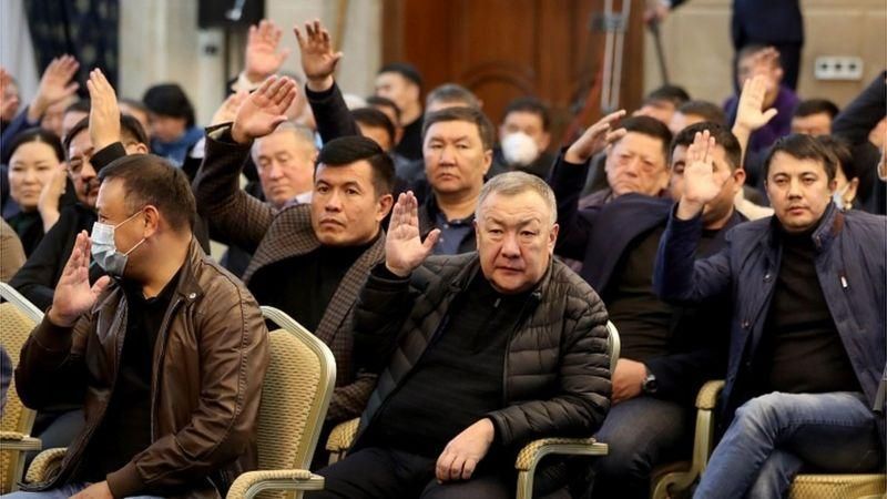 Парламент Кыргызстана после протестов избрал Садыра Жапарова новым премьер-министром и исполняющим обязанности президента