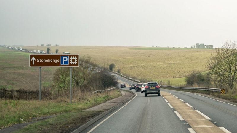 GETTY IMAGES Подпись к фото, Автомагистраль A303 проходит в нескольких сотнях метров от памятника, включенного в список всемирного наследия ЮНЕСКО