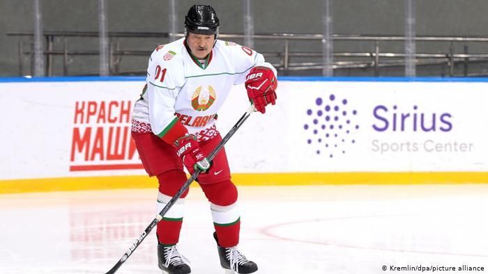 Александр Лукашенко на хоккейной площадке во время игры