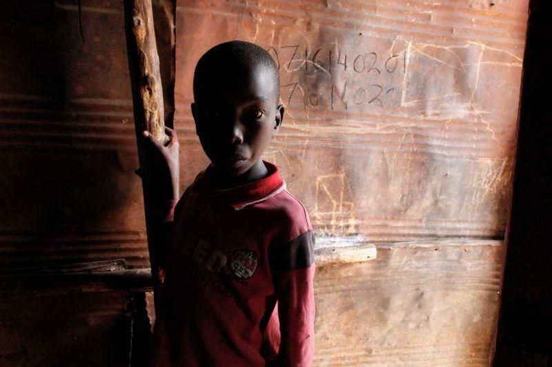 GETTY IMAGES Подпись к фото, Мальчик из трущобного района Кайоле в Найроби. Здесь, по словам местных журналистов, торговля детьми буквально процветает