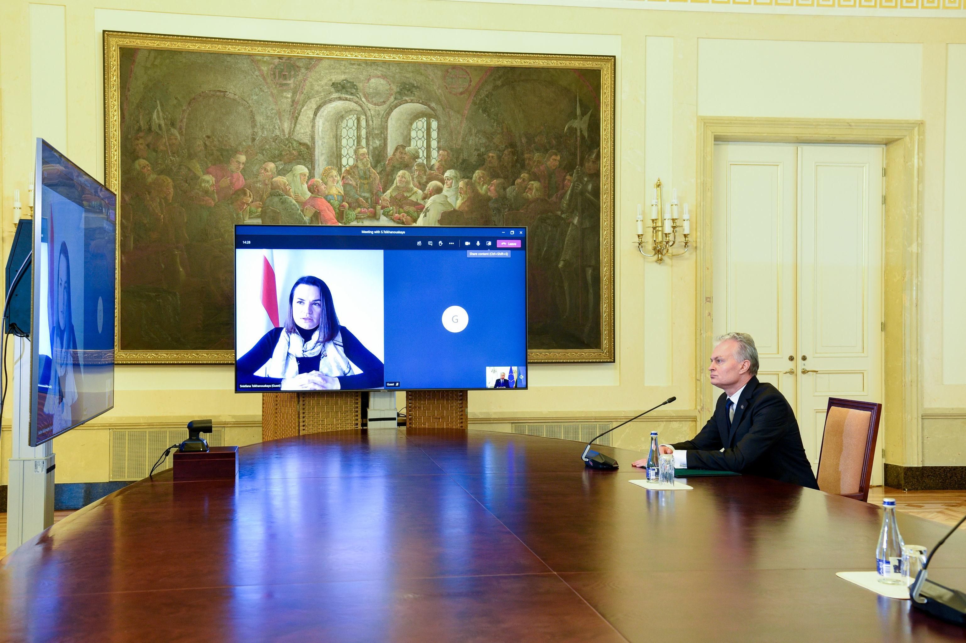 © PHOTO : LIETUVOS RESPUBLIKOS PREZIDENTAS Президент Литвы Гитанас Науседа беседует со Светланой Тихановской онлайн