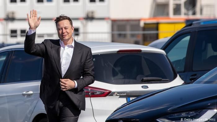 Илон Маск во время посещения завода Tesla, строящегося под Берлином, сентябрь 2020