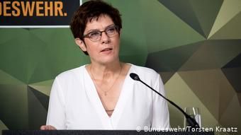 Аннегрет Крамп-Карренбауэр на презентации исследования "Табу и терпимость - отношение бундесвера к гомосексуальности"
