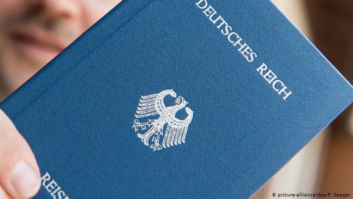 "Рейхсбюргеры" не признают ФРГ и выпускают собственные "паспорта"
