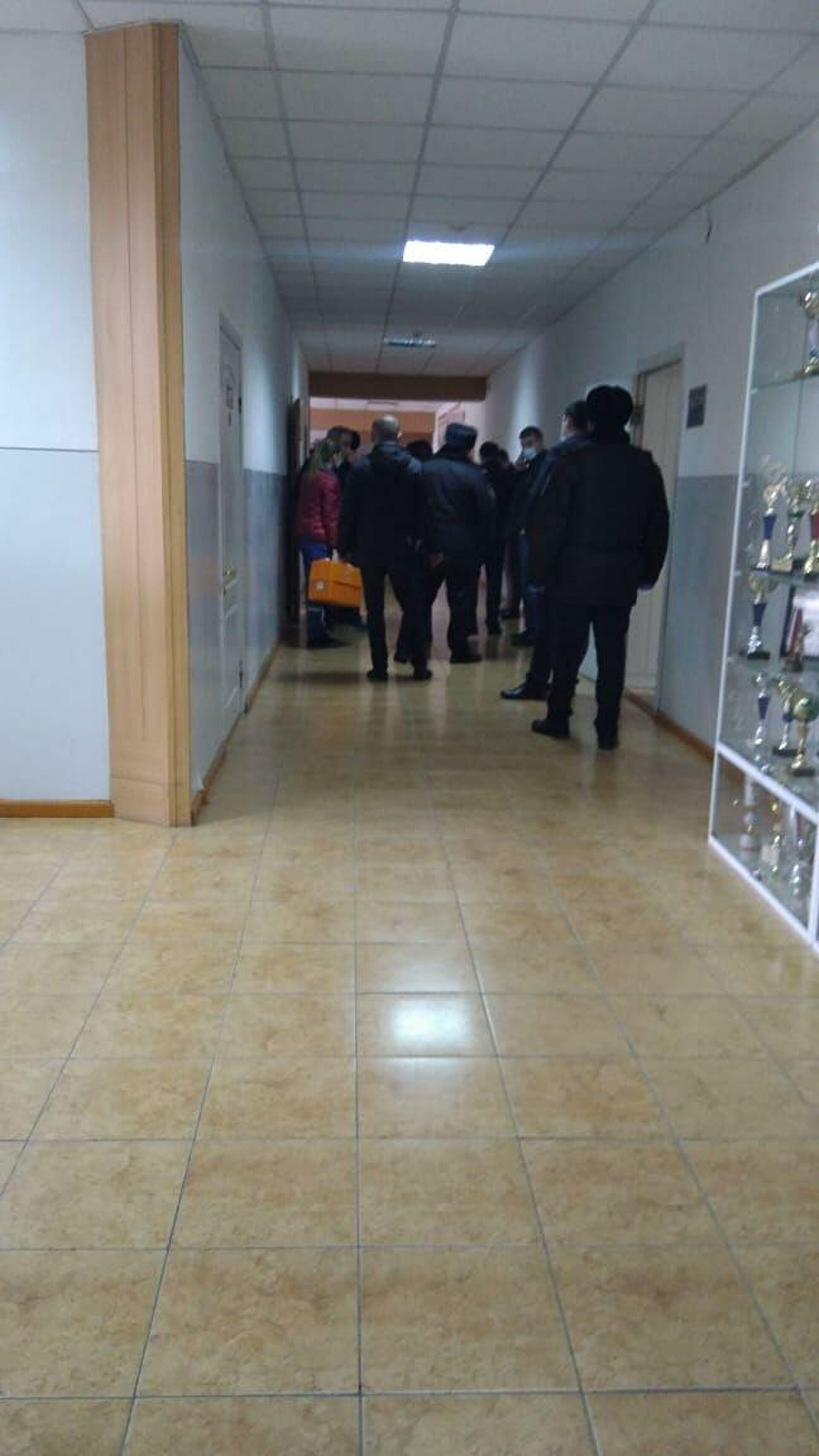 © Фото очевидца Сотрудники полиции и медики в школе в Нальчике, где произошел конфликт между учителем и учеником
