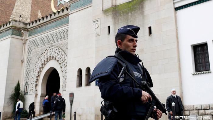 Французский полицейский возле одной из мечетей в Париже