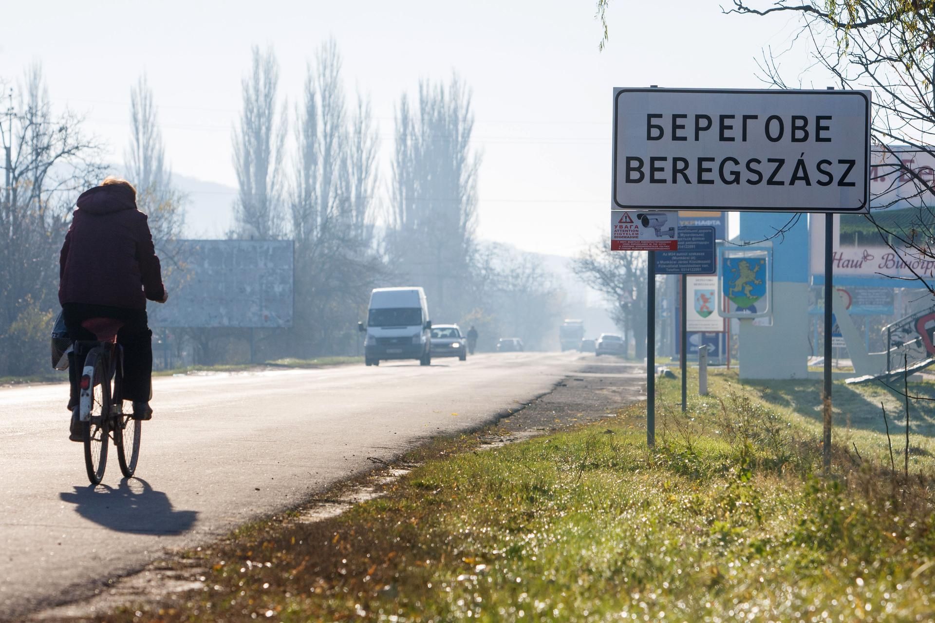 Дорожный указатель на украинском и венгерском языках в Закарпатской области AFP © Sergiy Gudak