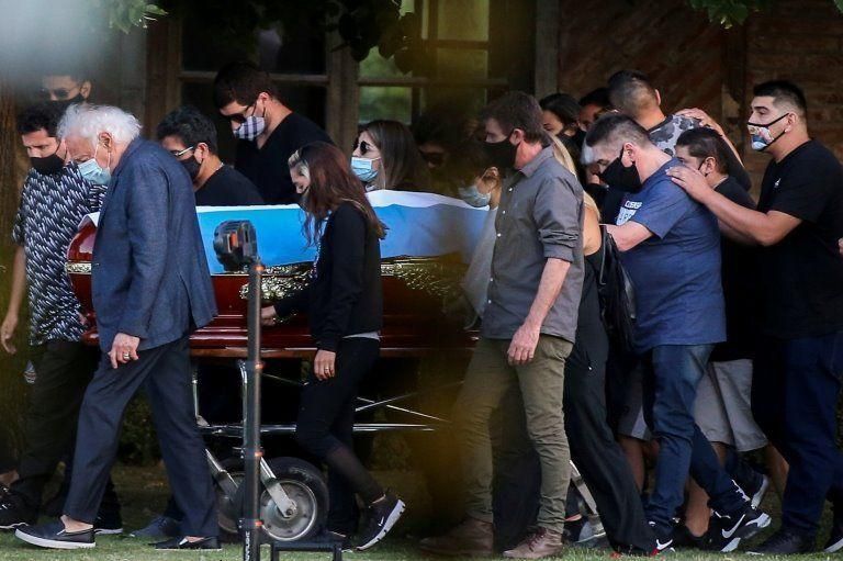 REUTERS Подпись к фото, Марадону временно похоронили на частном кладбище в Буэнос-Айресе, где похоронены его родители