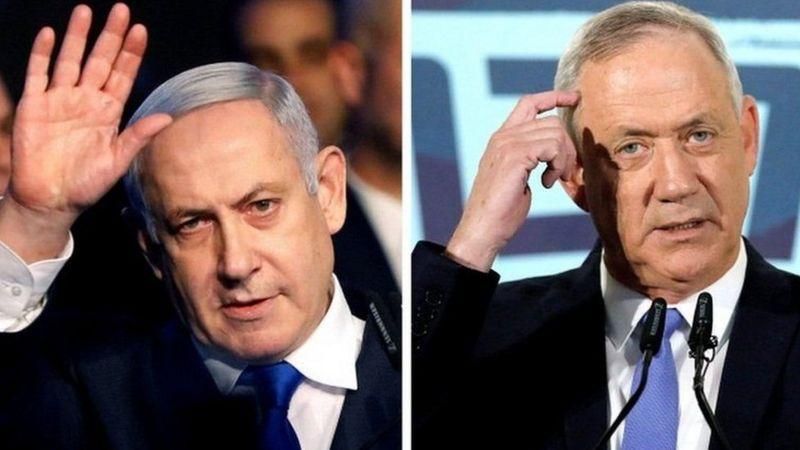 REUTERS Подпись к фото, Биньямин Нетаньяху (слева) рассчитывает в шестой раз занять кресло премьер-министра, но уже единолично. До настоящего момента, по условиям коалиционного правительства, он делил этот пост с Бенни Ганцем (справа)