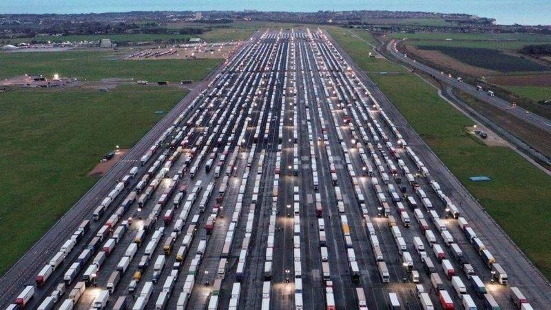 EPA Подпись к фото, В Дувре скопилось около 4 тысяч грузовиков, которые пришлось разместить на аэродроме