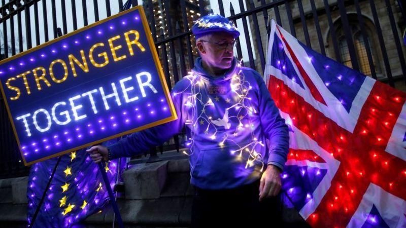 AFP Подпись к фото, "Вместе мы сильнее". Безграничную любовь удержать не удалось, и теперь у ЕС с Британией брак по расчету