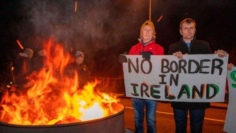 AFP Подпись к фото, "Нет границе в Ирландии". ЕС тут добился своего, и граница фактически пролегла внутри Великобритании
