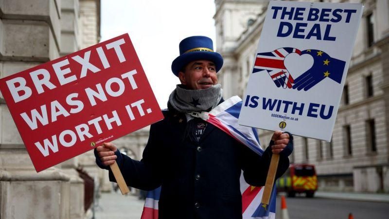 REUTERS Подпись к фото, "Брексит того не стоил". "Лучшая сделка - внутри ЕС". Большинство противников брексита давно попрощались с ЕС. Единицы выходят на акции протеста до сих пор