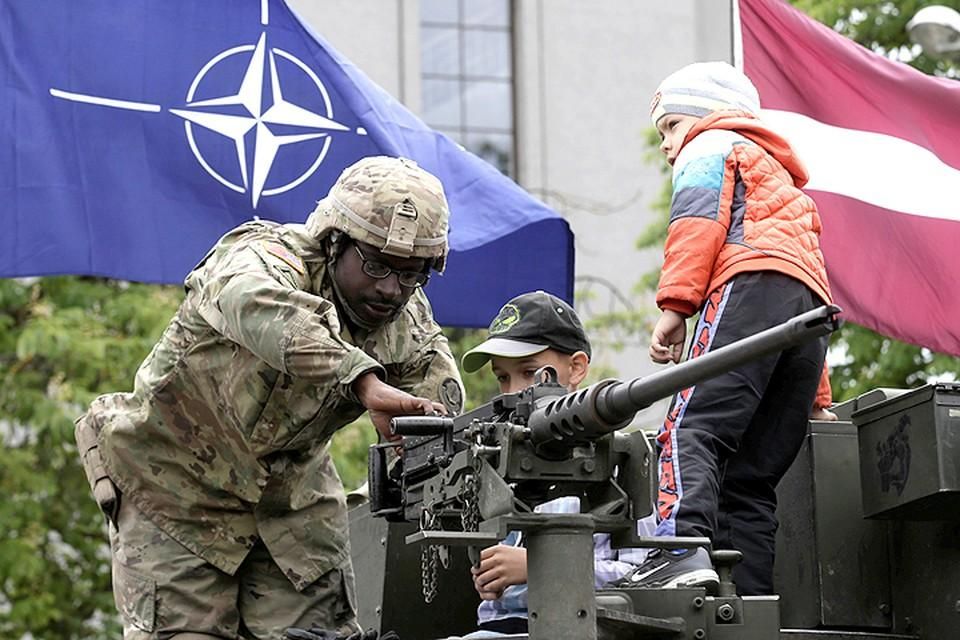 Опасаясь российского вторжения, НАТО бросилось проводить военные парады и учения прямо у границ нашей страны. Фото: REUTERS