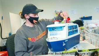Сотрудница Toys Company Мелани Раттай (Melanie Rattay) отремонтировала корабль
