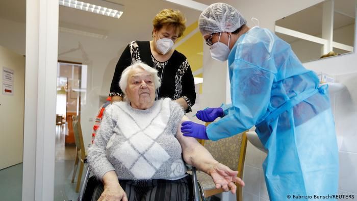 Вакцинация от коронавируса в доме престарелых в Германии