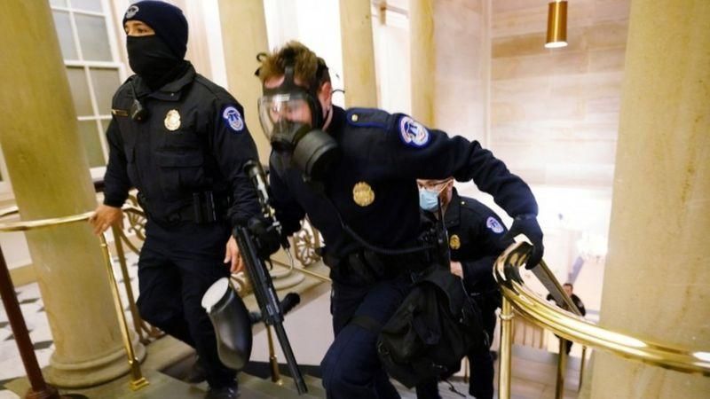 REUTERS Подпись к фото, Все сотрудники полиции Капитолия прошли спецподготовку и были обучены охране государственных зданий и членов Конгресса
