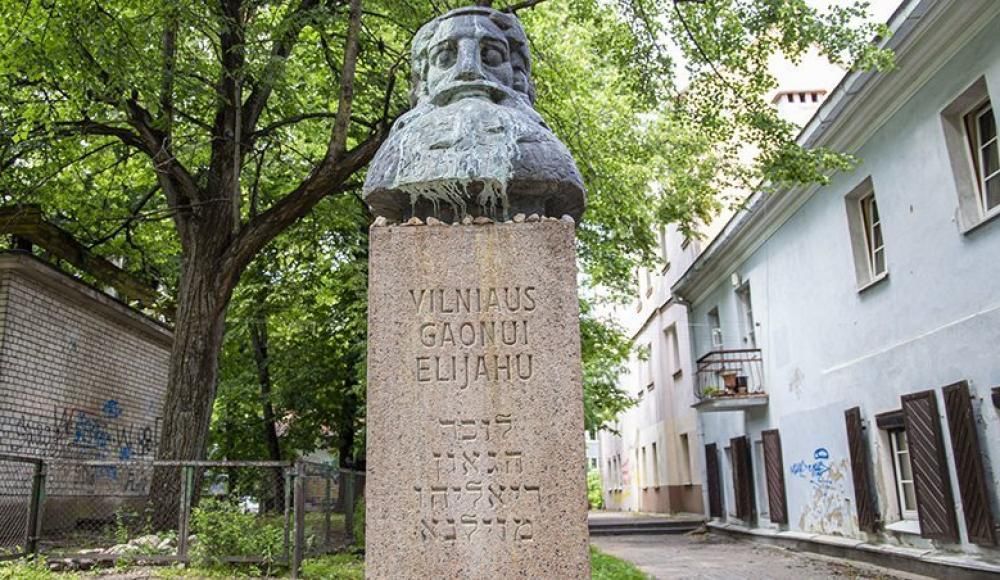 Памятник Виленскому Гаону осквернили в Вильнюсе