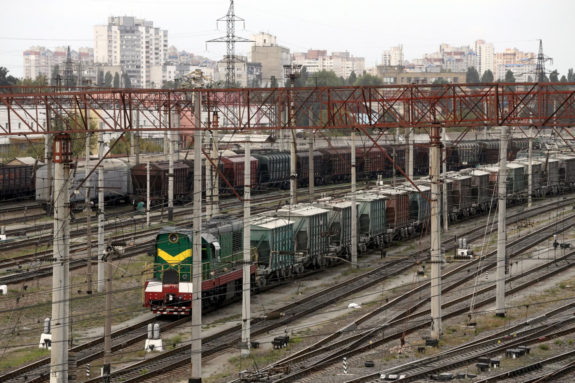 Грузовой состав на украинской железной дороге Reuters © Valentyn Ogirenko