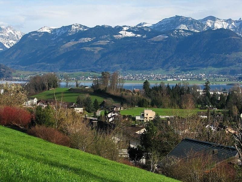 Виллы коммуны Рапперсвиль-Йона возле Цюрихского озера. Источник фото: wikimedia