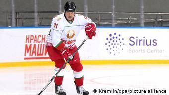 Александр Лукашенко - известный любитель хоккея