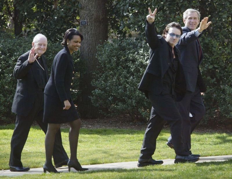 GETTY IMAGES Подпись к фото, Теодор Маккэррик (слева) обладал огромным количеством контактов в самых разнообразных сферах. На этом фото, сделанном в 2002 году, он уходит с мероприятия Межамериканского банка развития вместе с советником президента США по нацбезопасности Кондолизой Райс, лидером группы U2 Боно и президентом США Джорджем Бушем-младшим