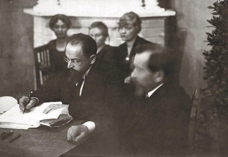 Подписание Тартуского мирного договора в 1920 году © Wikimedia