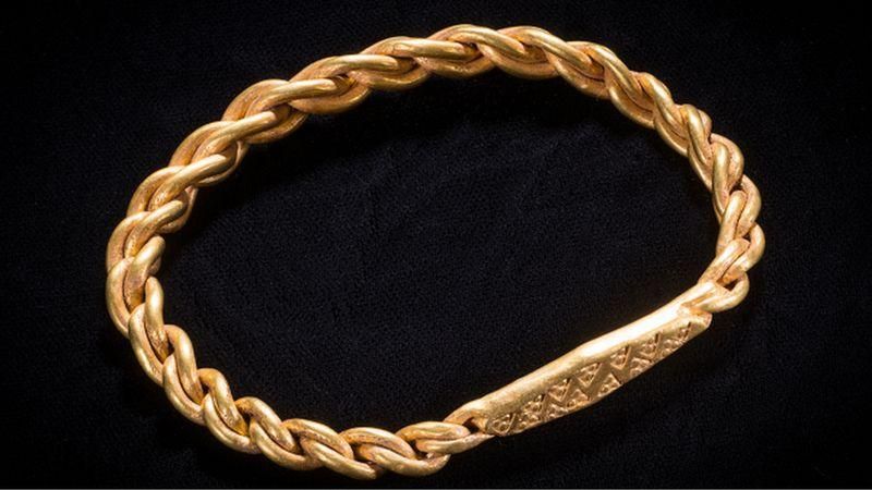 MNH Подпись к фото, Среди находок редкий золотой браслет на плечо. Как правило, такие украшения делали из серебра