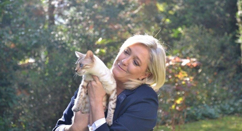 Марин Ле Пен с кошкой Автор: http://carnetsdesperances.fr