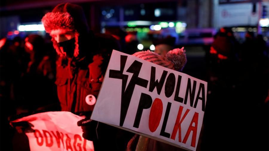 Акция протеста против ужесточения законодательства об абортах в Польше, Варшава, 8 марта 2021 года Фото: REUTERS/Kacper Pempel