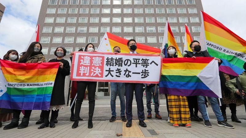 В среду, 17 марта, суд города Саппоро в Японии заявил, что непризнание однополых браков противоречит статье 14 Конституции страны, которая гласит, что «все граждане равны перед законом». Такое решение было немедленно названо активистами «исторической победой равноправия». © REUTERS - KYODO