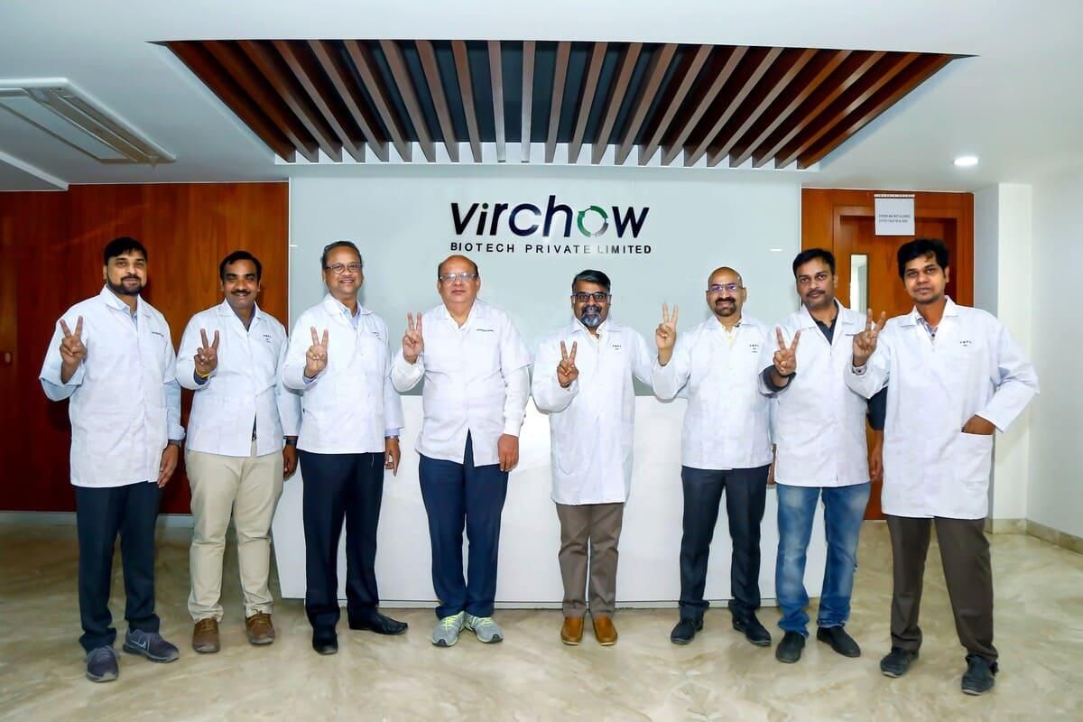 Сотрудники индийской компании Virchow Biotech. Фото с сайта sputnikvaccine.com