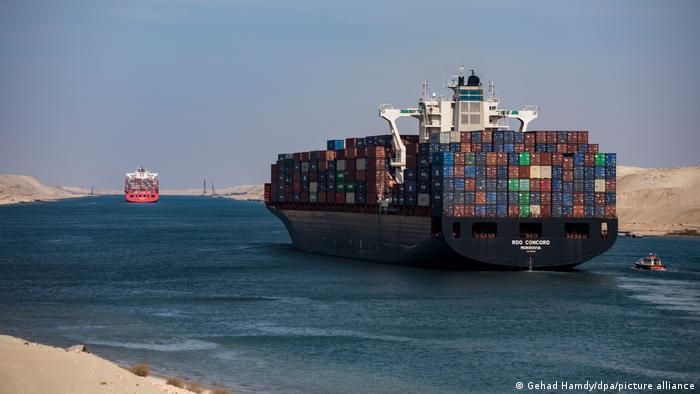 Через Суэцкий канал проходит около миллиарда тонн грузов в год