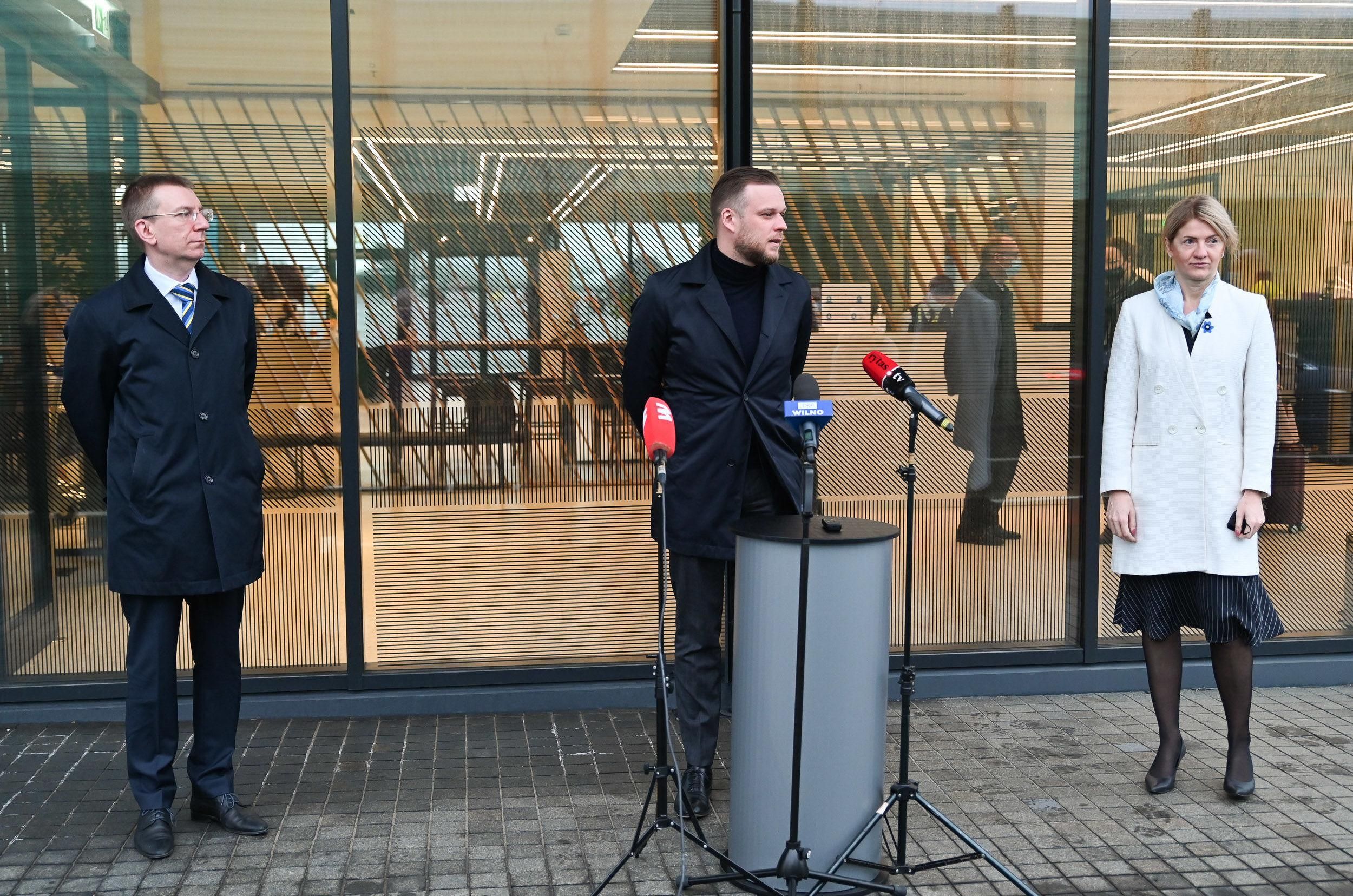 © PHOTO : UŽSIENIO REIKALŲ MINISTERIJA / JURIJUS AZANOVAS Министры иностранных дел Латвии, Литвы и Эстонии Эдгарс Ринкевичс (слева), Габриэлюс Ландсбергис (в середине) и Эва-Мария Лийметс (справа) во время визита на Украину