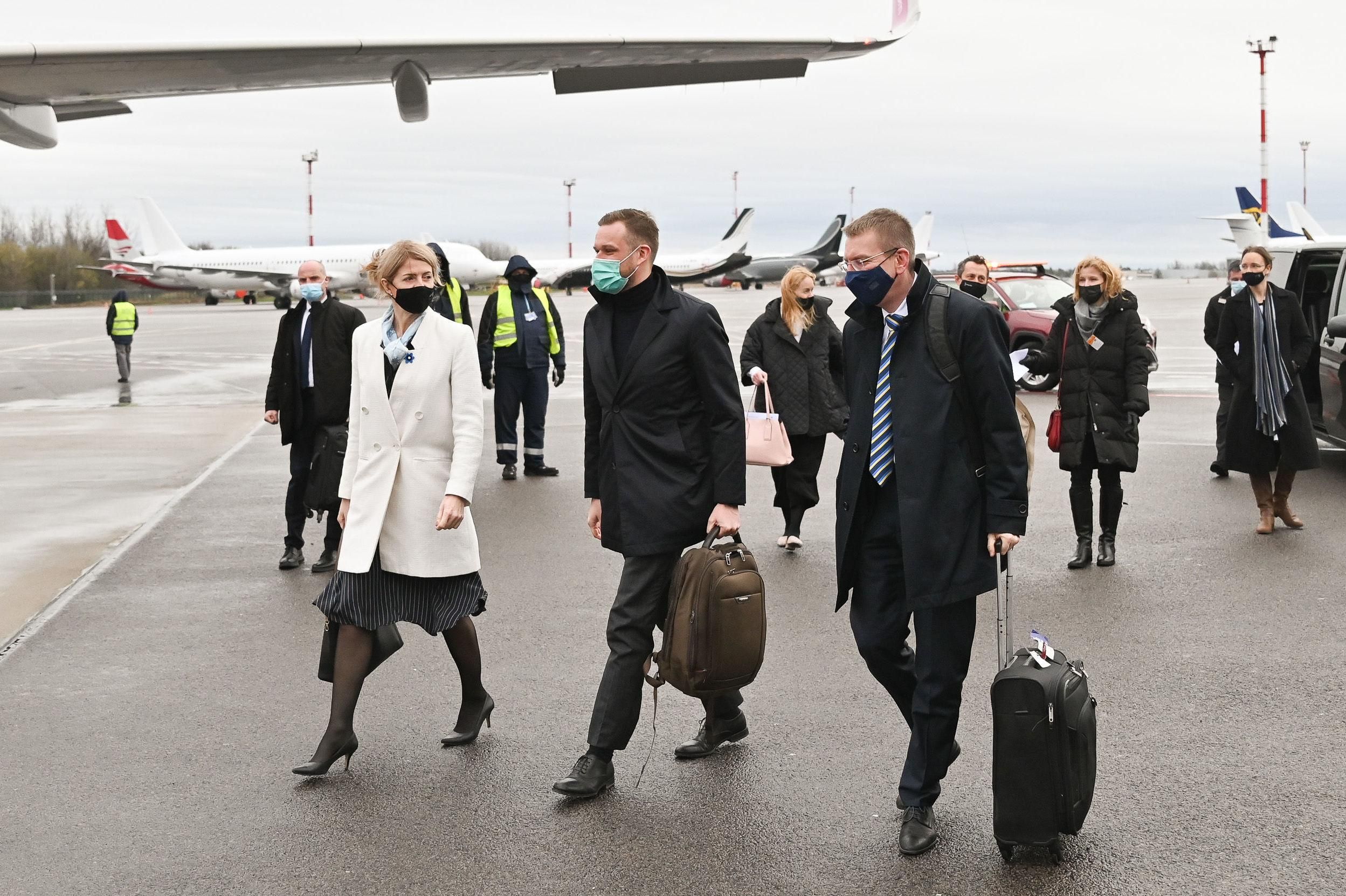 © PHOTO : UŽSIENIO REIKALŲ MINISTERIJA / JURIJUS AZANOVAS Министры иностранных дел Эстонии, Литвы и Латвии Эва-Мария Лийметс (слева), Габриэлюс Ландсбергис (в середине) и Эдгарс Ринкевичс (справа) во время визита на Украину