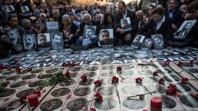 BULENT KILIC/AFP Подпись к фото, Многие турецкие интеллектуалы признают геноцид армян