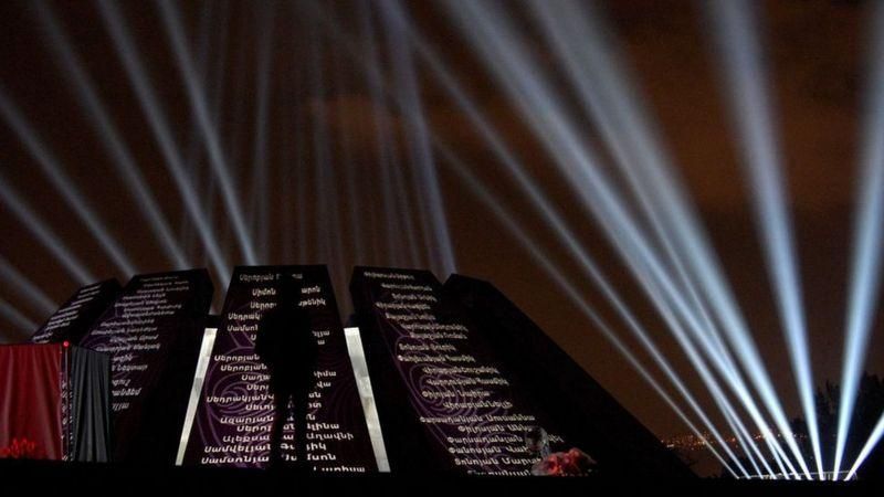 AFP Подпись к фото, В Ереване жертв резни 1915 года ежегодно поминают на мемориале на холме Цицернакаберд. На фото - День геноцида в 2020 году